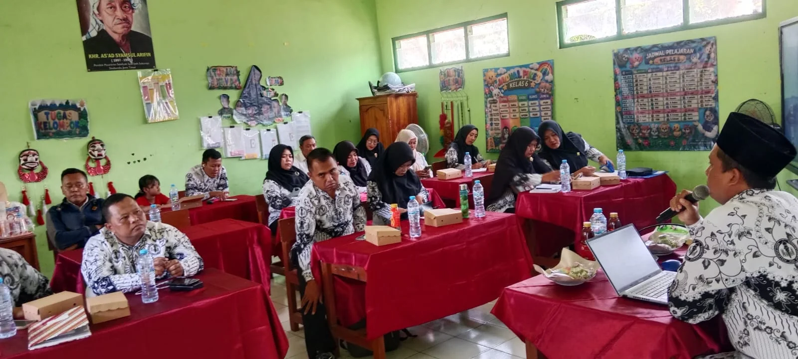 RAPAT PERSIAPAN KEBERANGKATAN APEL HUT PGRI DI PAMEKASAN